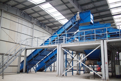 belt conveyors for sorting municipal solid waste