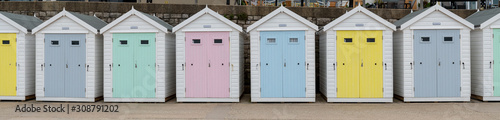 Fotografie Panoramic photo of a row of beach huts at Lyme Regis in Dorset.