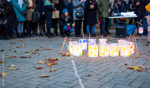 Traditionelles Laternenfest (St. Martin) Leuchtenden Laternen stehn in einer Gruppe zusammen.. Traditional lantern parade st. martin´s day in Kindergarden.