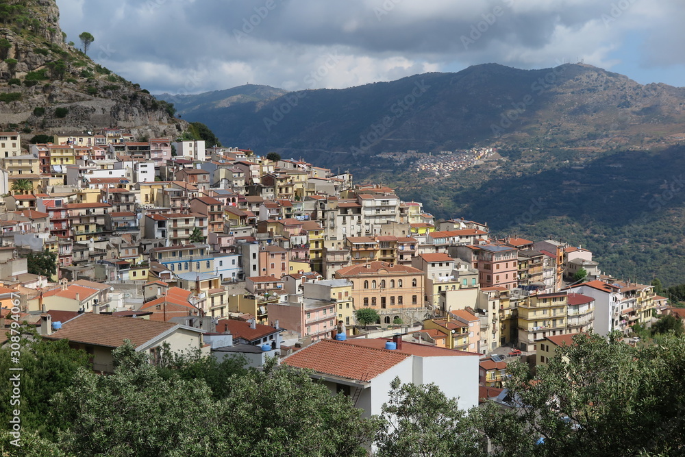 Blick auf das Bergdorf, Ulassai, Ogliastra, Sardinien 