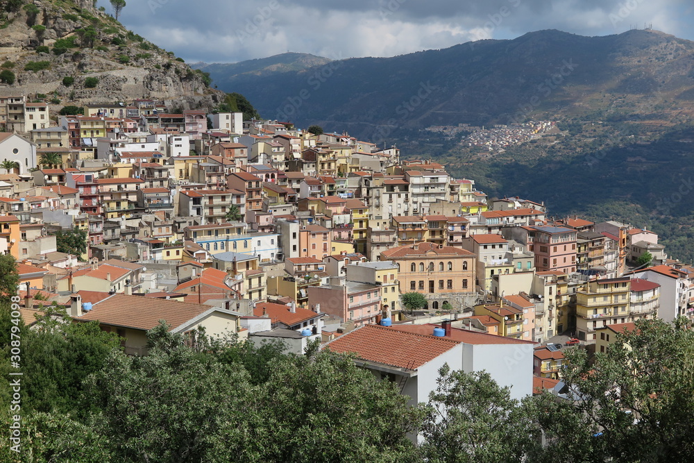 Fototapeta premium Blick auf das Bergdorf, Ulassai, Ogliastra, Sardinien