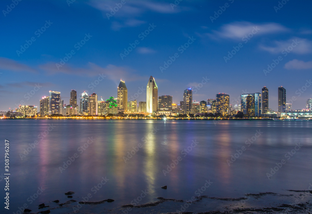 Obraz premium San Diego skyline at dusk with San Diego Bay and clouds