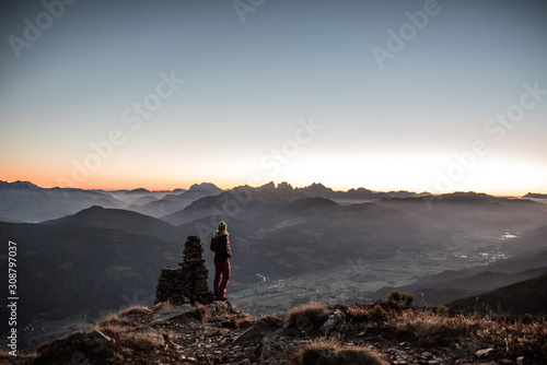 Sonnenaufgang in den Bergen © dsodamin