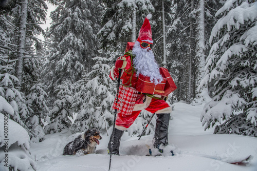 Weihnachtsmann auf Ski
