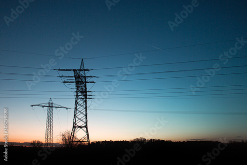 Strommasten nach Sonnenuntergang