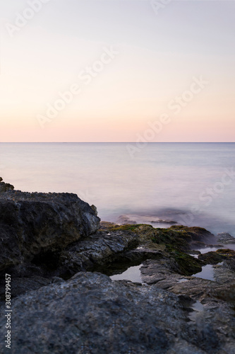 lunga esposizione sugli scogli di fronte al mare © Pablo Garcia Ph