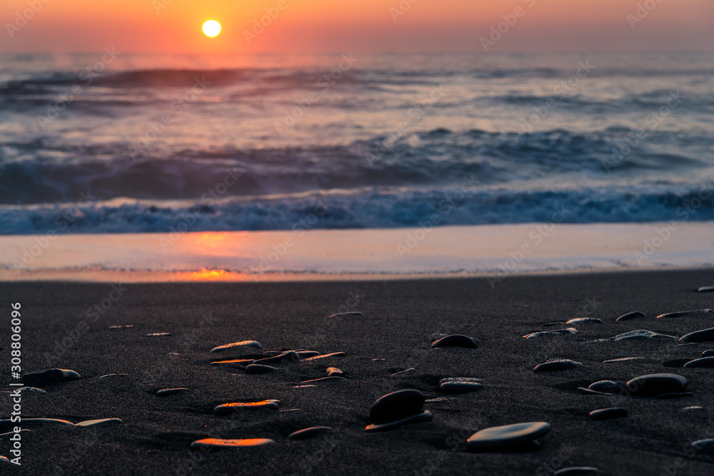 Obraz premium Beautiful sunrise on the sea coast in a storm