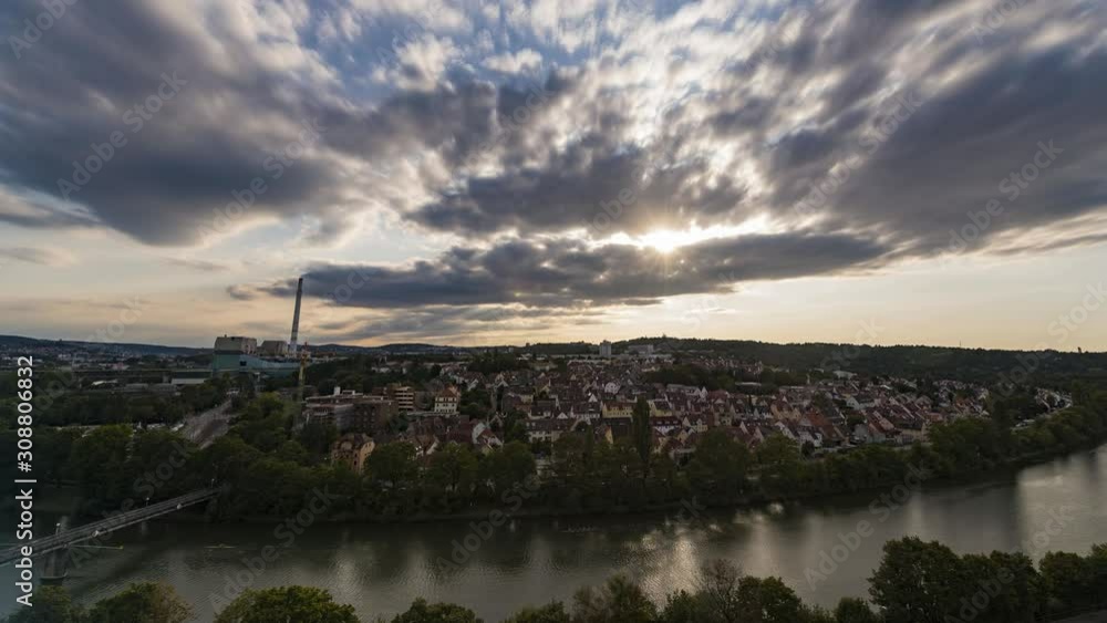 Sonnenuntergang mit prächtiger Wolkenstimmung in Stuttgart - die Nacht beginnt Sonnenuntergang mit prächtiger Wolkenstimmung in Stuttgart - die Nacht beginnt