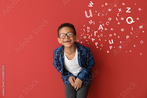 Cuadro en lienzo Laughing African-American boy on color background