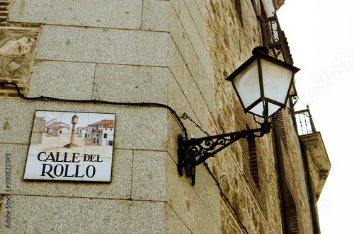 Ceramic plate with the name of the street in Madrid in the traditional Spanish style.