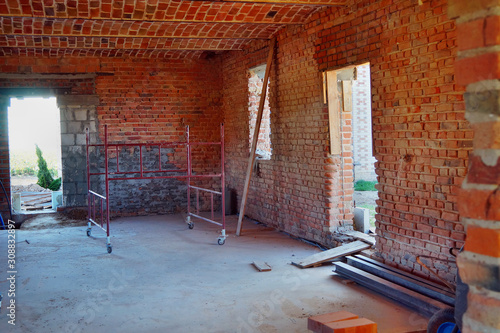 Budowa, remont domu z czerwonej cegły w stylu loft i rustykalnym,