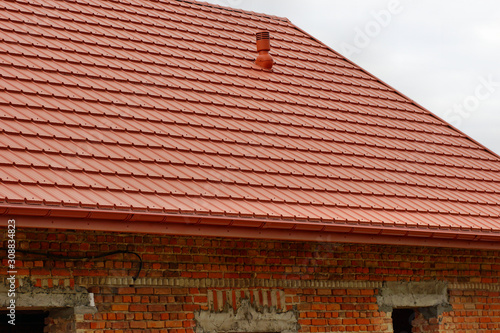 Dach z blachodachówki w kolorze ceglnaym na wzór dachówki