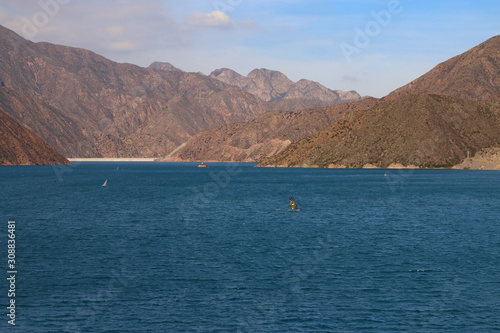 lago y montañas de la region cordillerana de Mendoza, Argentina