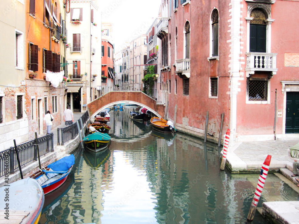 Obraz premium Beautiful view of a river passageway in Venice, Italy.