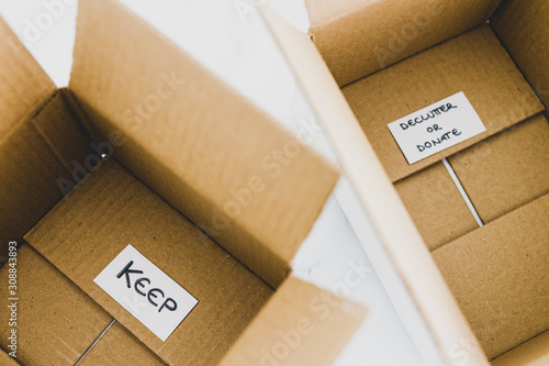 Foto decluttering concept, storage boxes to sort between objects to keep and those to