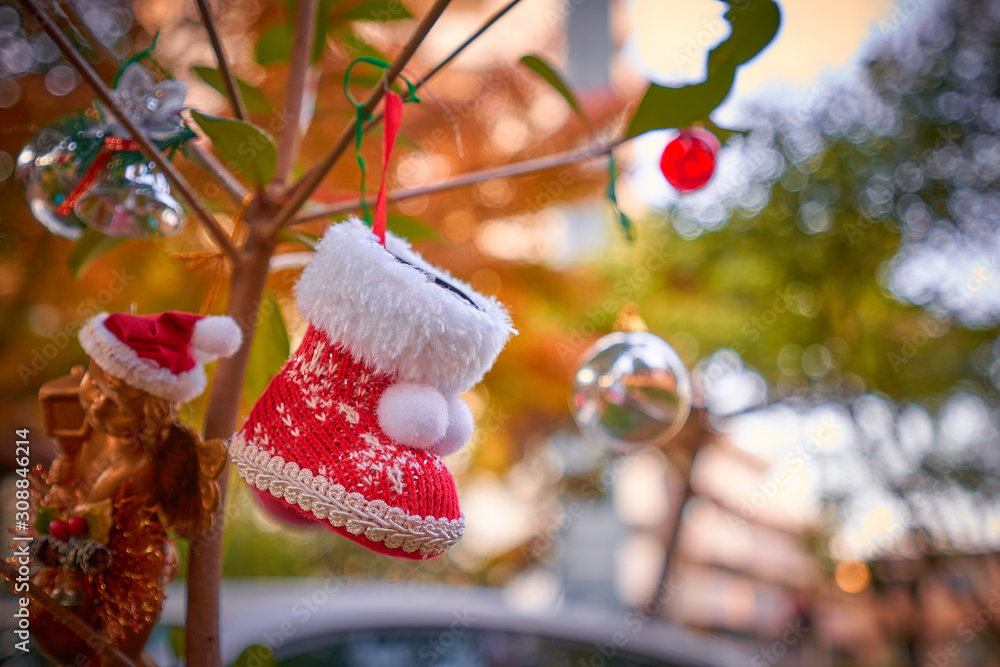 クリスマスツリーと赤い靴などの飾り