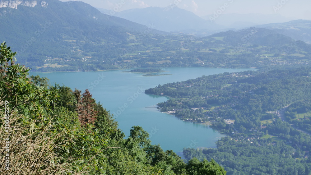 Ein ruhiger See von einem Berg aus aufgenommen