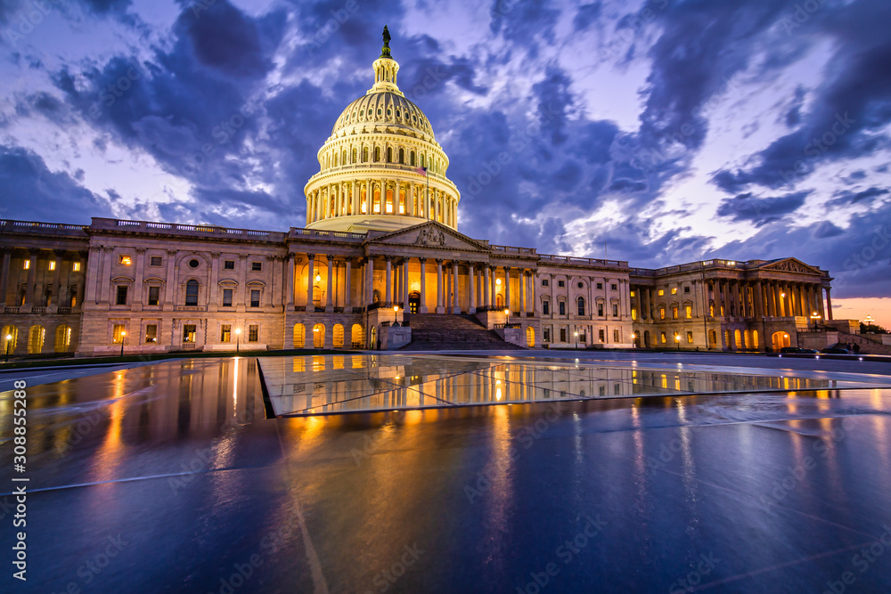 Fototapeta premium Storm rising over United States Capitol Building, Washington DC