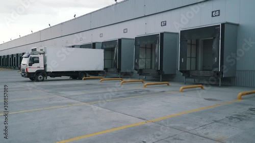 truck docking with logistic terminal