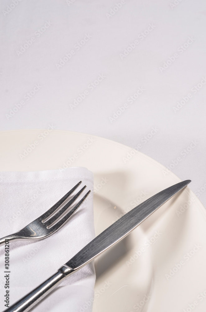 Forks and knives, eating on an apron in a white dish