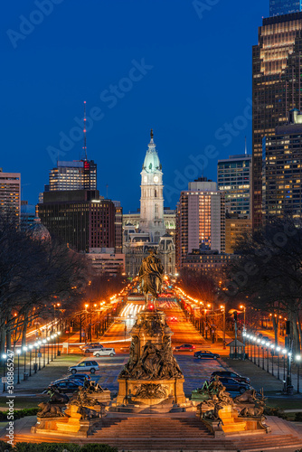 Obraz na plátně Scene of George Washington statue oand street in Philadelphia over the city hall