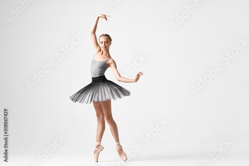 ballet dancer posing in studio Fototapete