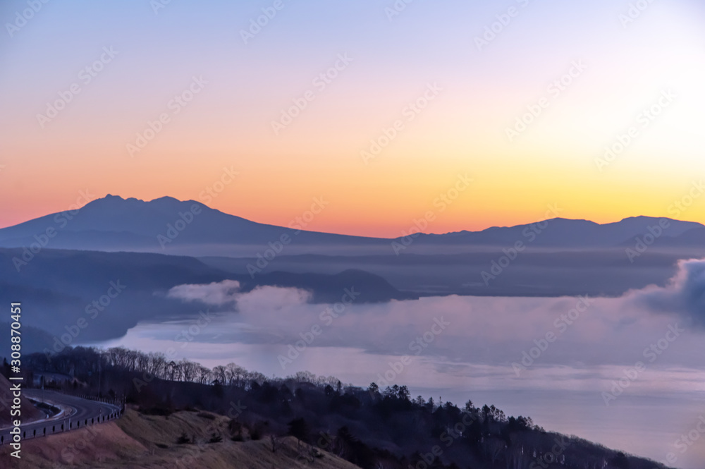 早朝の美幌峠。夜明けの空のグラデーションと屈斜路湖。