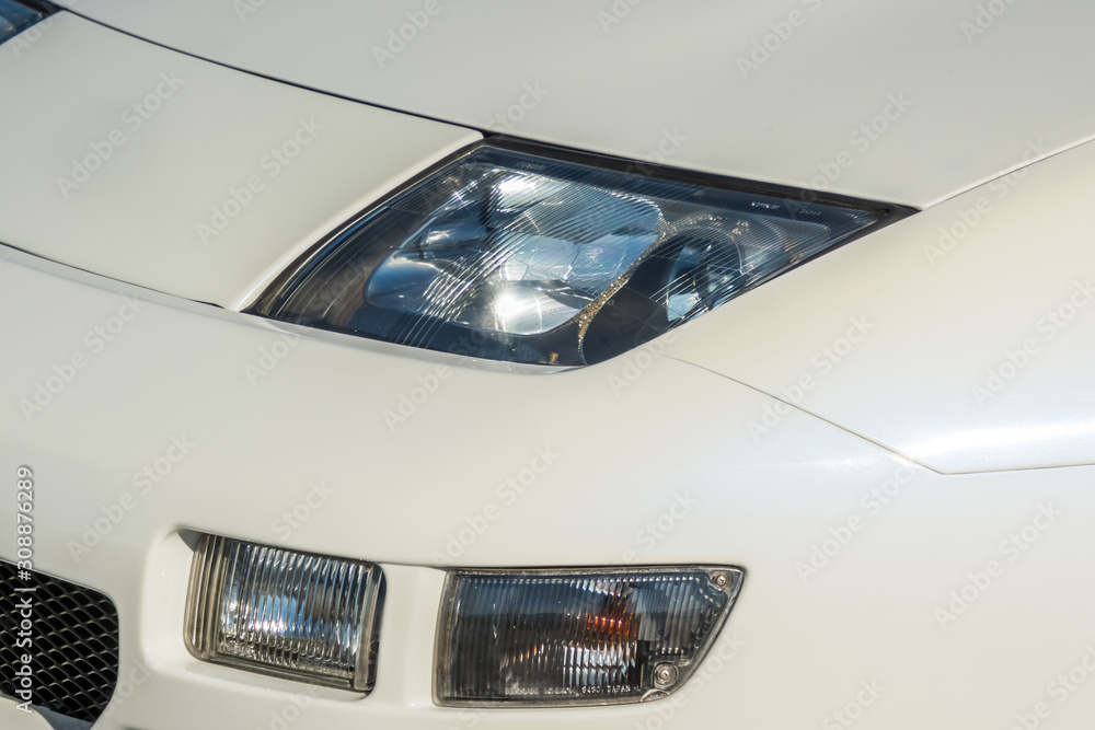 自動車のヘッドライト Headlight of the car 自動車のヘッドライト Headlight of the car