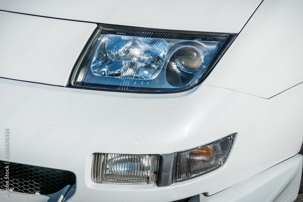 自動車のヘッドライト Headlight of the car 自動車のヘッドライト Headlight of the car