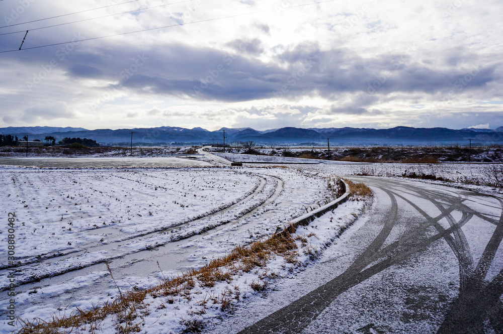 雪景色の佐渡ヶ島、国中平野