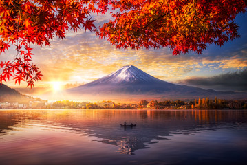 Crédence de cuisine Photos Colorful Autumn Season and Mountain Fuji with morning fog and red leaves at lake Kawaguchiko is one of the best places in Japan  © Travel mania