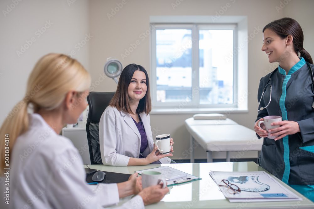 Fototapeta premium Doctors in neurologycal clinic having shift change