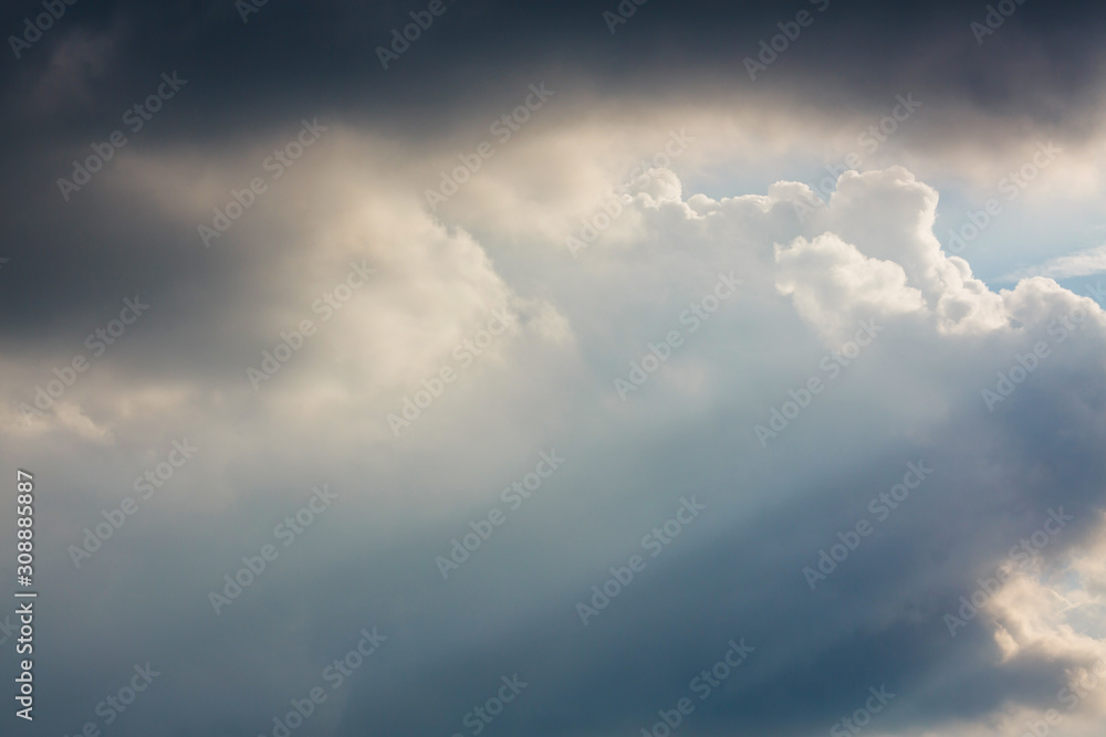 Obraz premium sunlight through cloud on dramatic sky after the rain