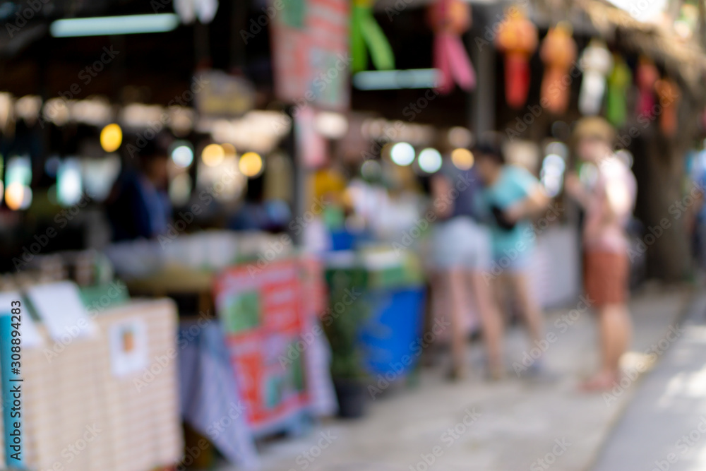 Obraz premium Abstract Blurred image of Chiangmai street market with bokeh for background usage.
