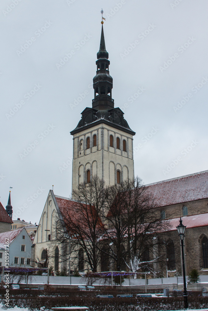 Obraz premium View of St. Nicholas Church in Tallinn Old Town in winter. Estonia