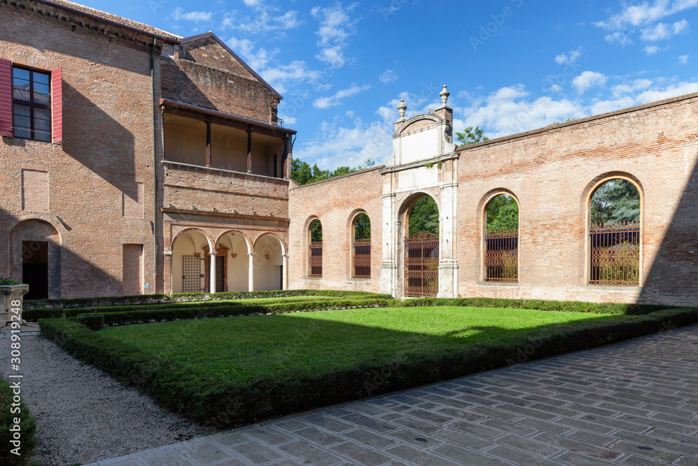 Ferrara, Cortile di Palazzo Diamanti