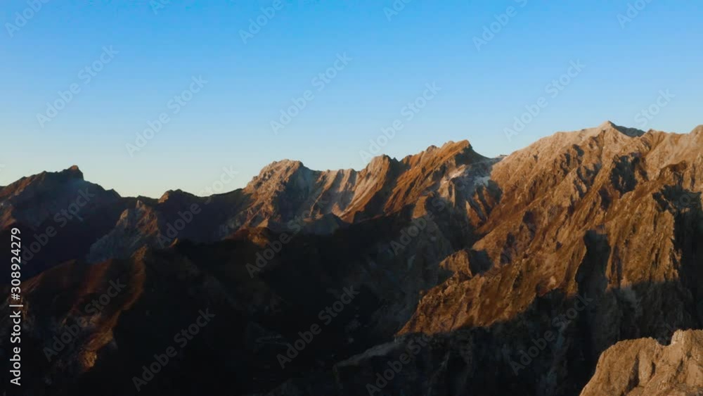 Cave di marmo di Carrara, vista aerea. Cave di marmo di Carrara, vista aerea.