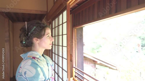外国人　浴衣　日本家屋