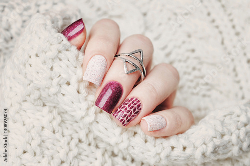 Carta da parati winter nail art manicure and knitted sweater on the background