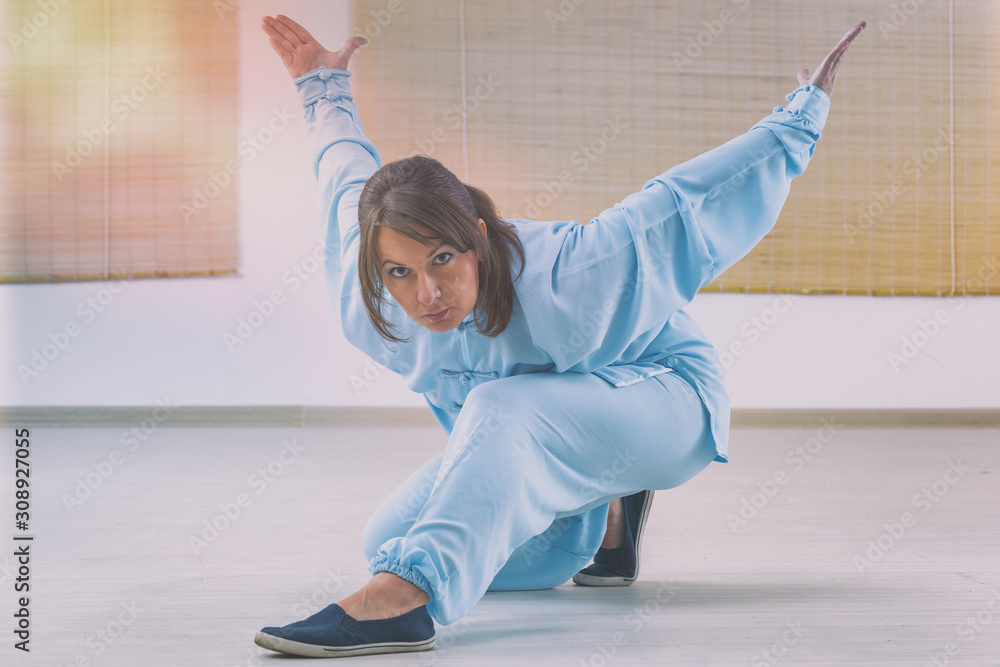 Woman doing qi gong tai chi exercise foto de Stock | Adobe Stock