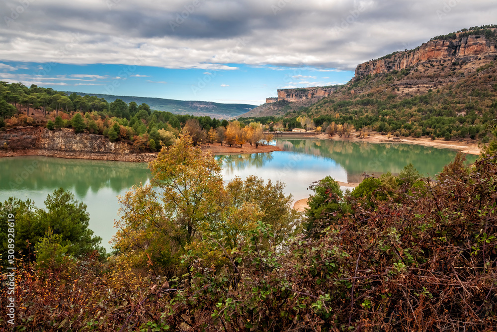 Naklejka premium Embalse de la Toba por la mañana temprano. Cuenca. España. Europa.