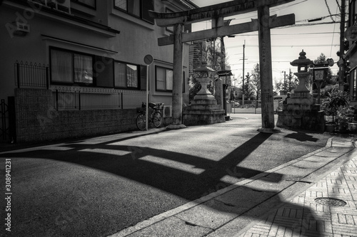 京都、松ヶ崎大黒天（妙円寺）の一の鳥居と松ヶ崎の町(モノクローム）