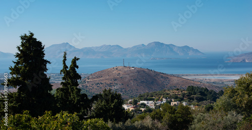 Zia und Mittelmeerküste vor dem türkischen Festland im Norden auf der Insel Kos Griechenland