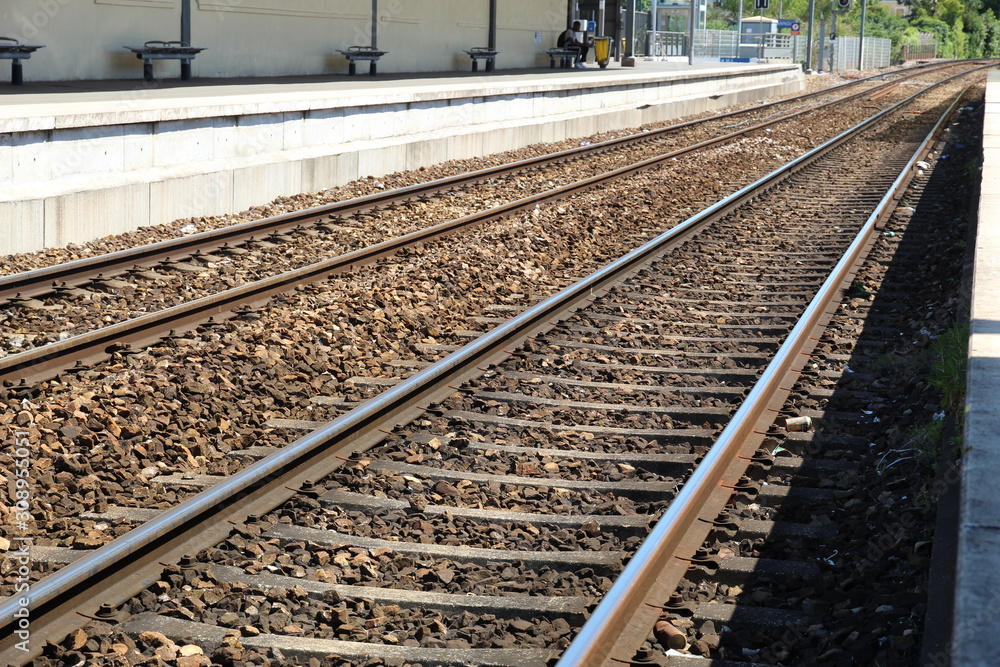 Obraz premium Railway Line at a Train Station