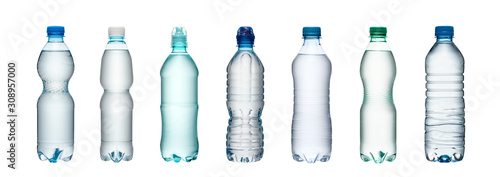 Zestaw plastikowych butelek z wodą na białym tle
