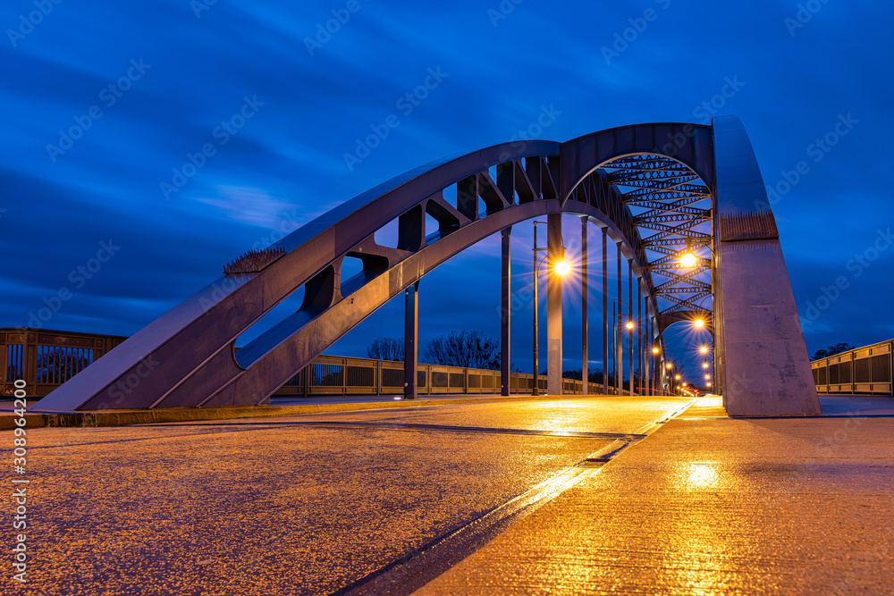 Naklejka premium Sternbrücke w Magdeburgu o niebieskiej godzinie