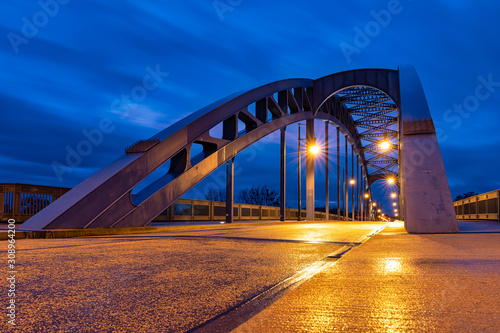 Fototapeta Naklejka Na Ścianę i Meble -  Sternbrücke in Magdeburg zur Blauen Stunde
