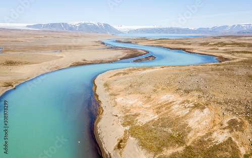 Rzeka na Islandii z drona, błękitna rzeka