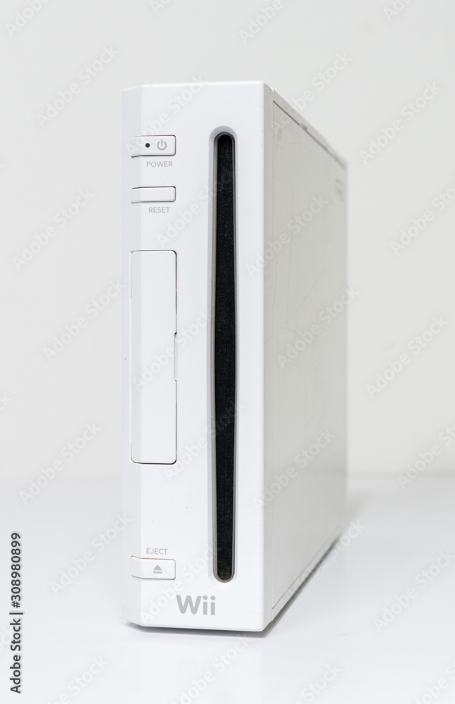 london, england 05/052019 Nintendo wii Console on a white isolated  background. iconic retro vintage video gaming machine. Japanese technology  family gaming fun. foto de Stock | Adobe Stock
