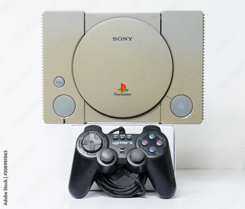 emulsion Footpad velgørenhed london, england, 07/05/2018 An original sony playstation console from 1994.  PS1 retro video game console. old and discoloured vintage console. Sonys  game hardware unit isolated on a white background. Stock-foto | Adobe Stock